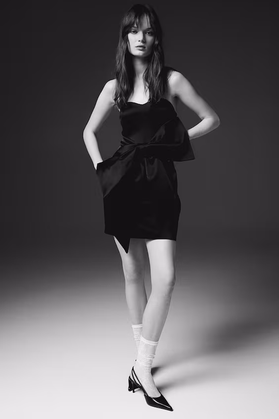 Мини-платье на бретелях из атласа с бантом