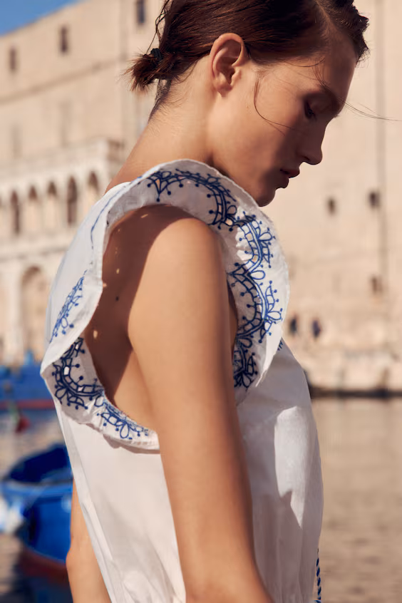 Комбинезон с короткими шортами и вышивкой