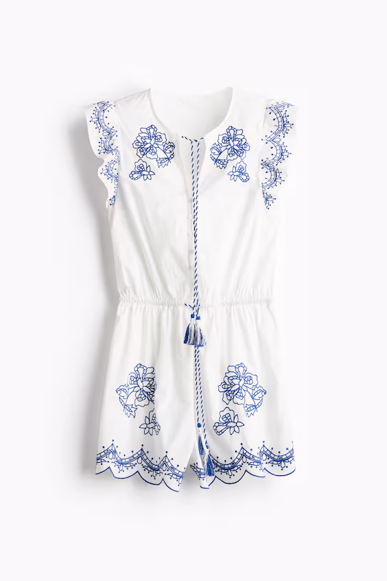 Комбинезон с короткими шортами и вышивкой