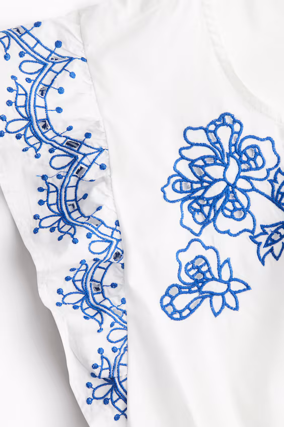 Комбинезон с короткими шортами и вышивкой