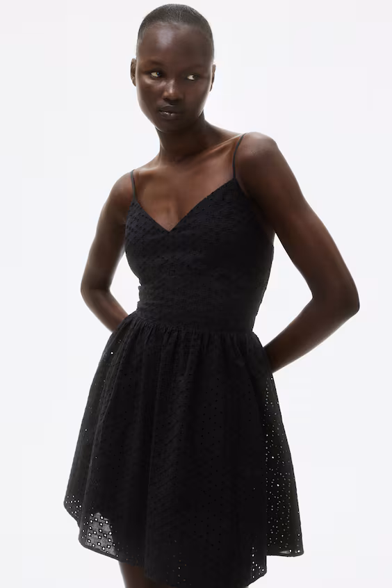 Платье с бретелями и английской вышивкой