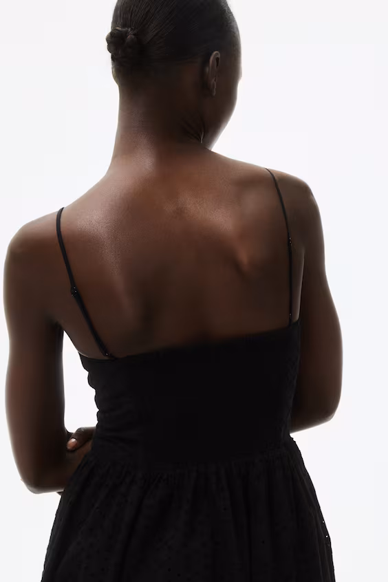 Платье с бретелями и английской вышивкой