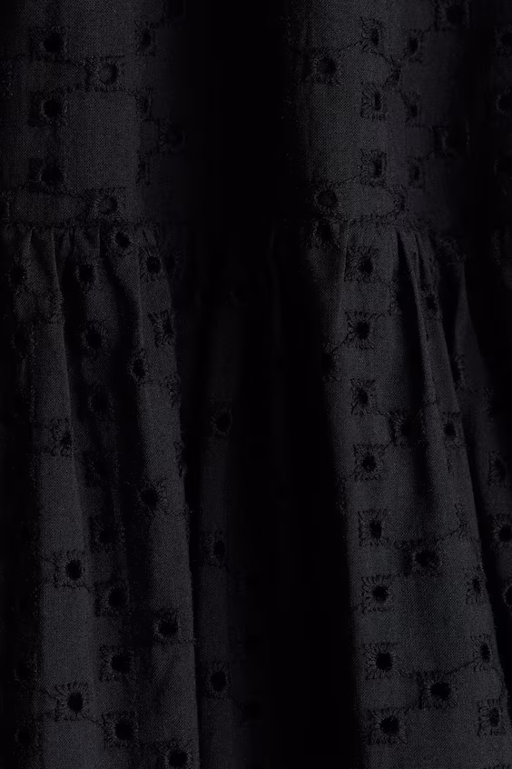 Платье с бретелями и английской вышивкой