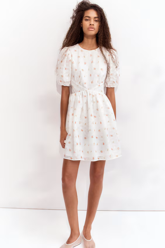 Платье с открытой спиной и вышивкой