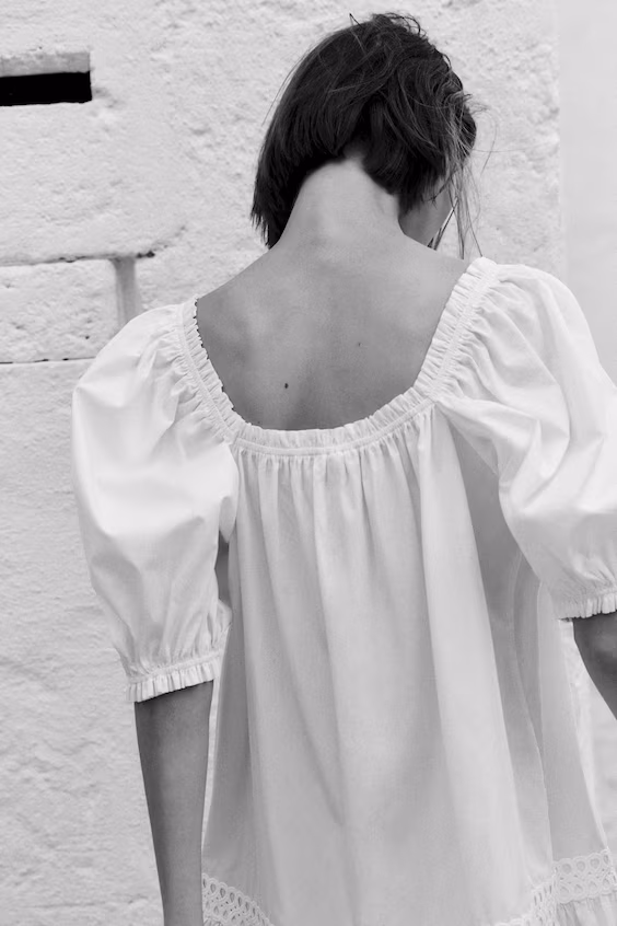 Платье из поплина с воланами на рукавах