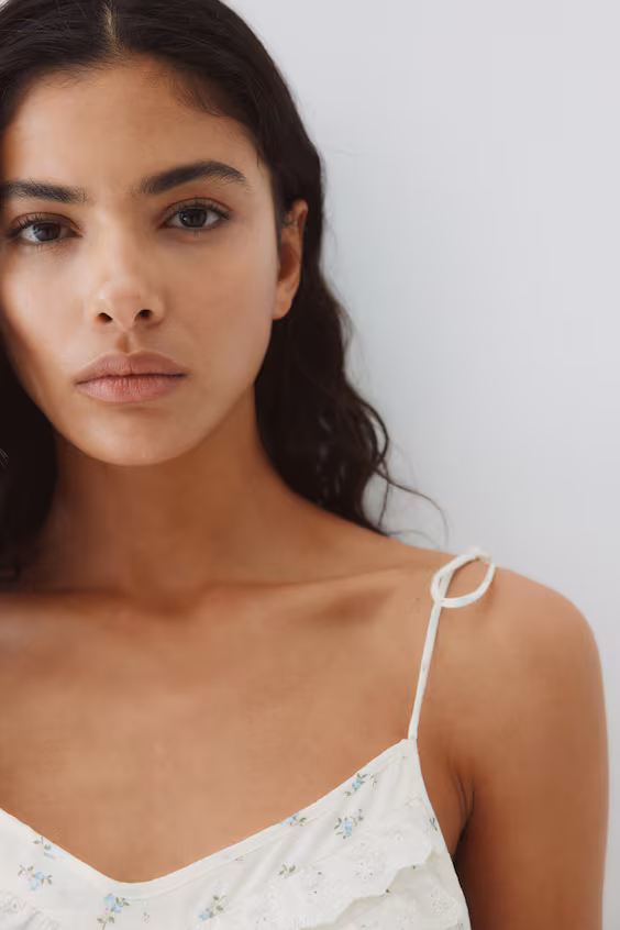 Платье с завязками на тонких бретелях