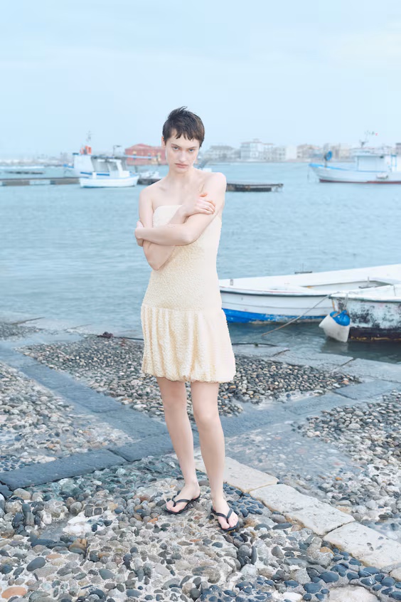 Платье на тонких бретелях с абалоновым эффектом