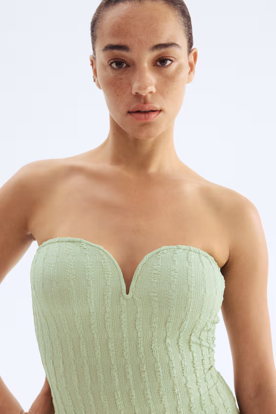 Платье на тонких бретелях из ткани с текстурой