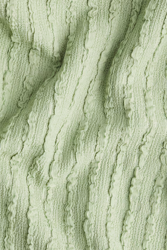 Платье на тонких бретелях из ткани с текстурой