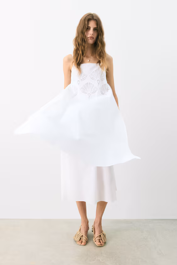 Платье с бретельками и вышивкой