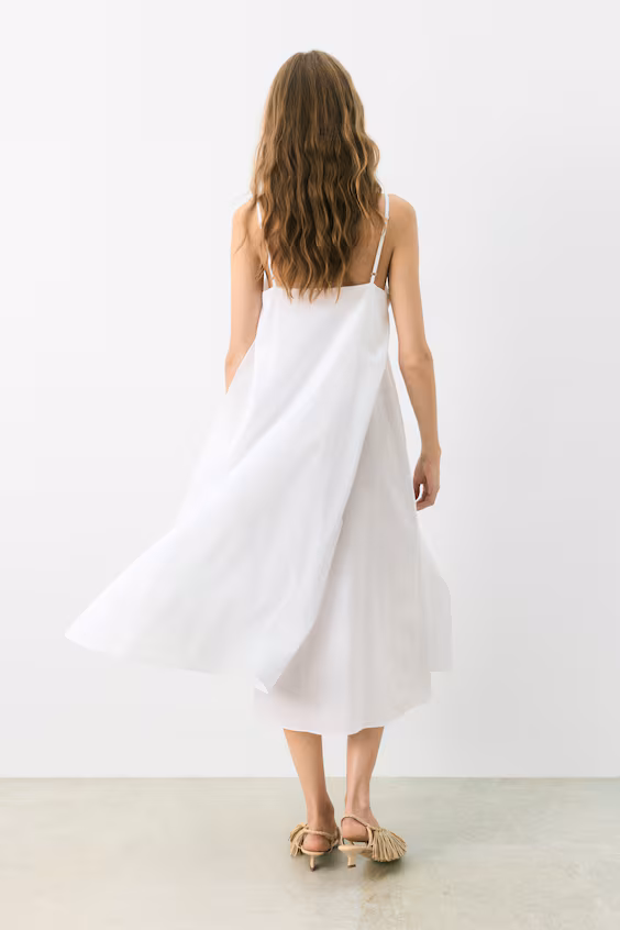 Платье с бретельками и вышивкой