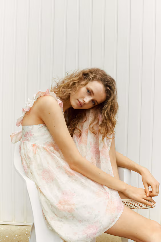 Платье с сборками на бретелях