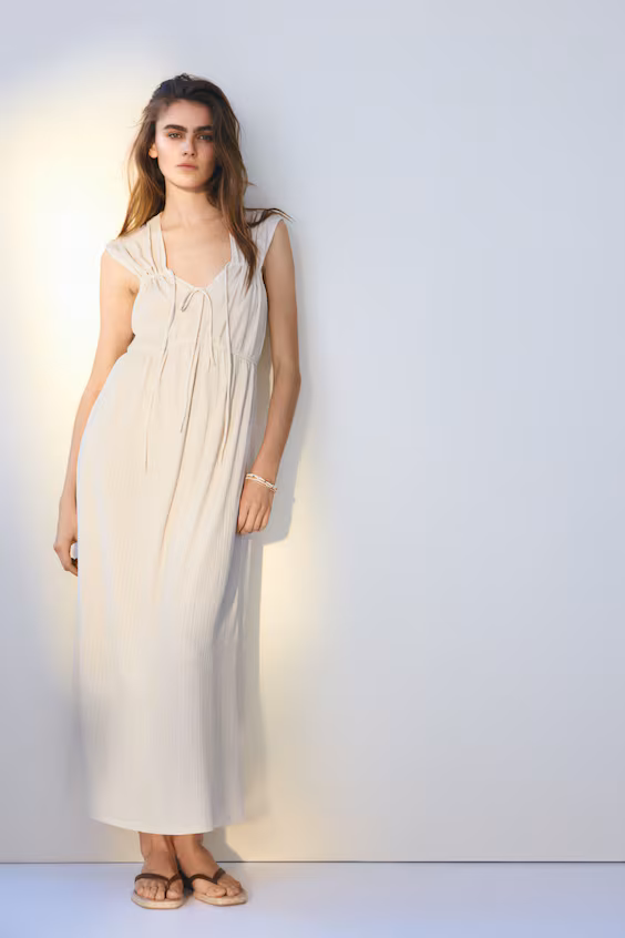 Платье с завязывающимся воротником