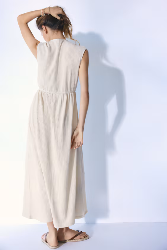 Платье с завязывающимся воротником