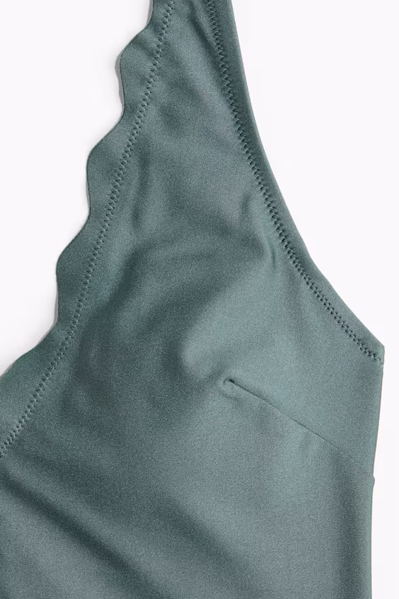 Купальник с чашечками на спинке