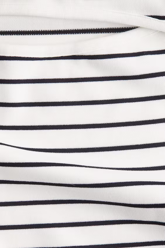 Платье длинное с вырезом