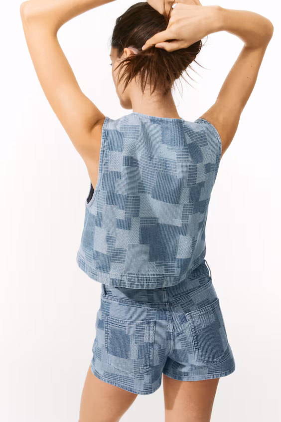 Жилет из джинсы с эффектом пэчворк