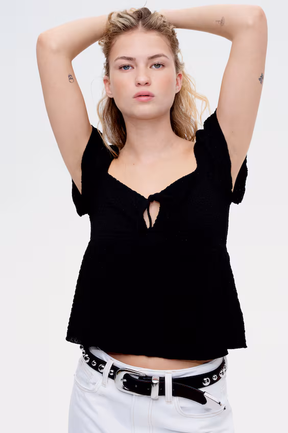 Топ с морщинами и оборками на рукавах