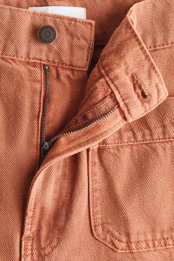 Прямые джинсы с высокой посадкой