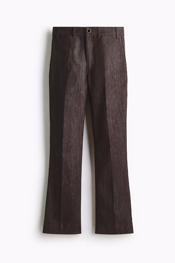 Джинсы с высокой талией и расклешенные края на щиколотке