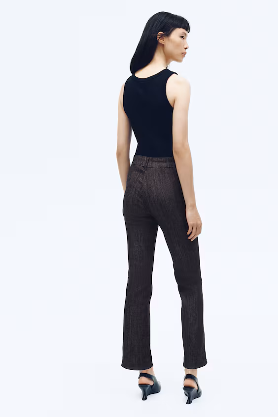 Джинсы с высокой талией и расклешенные края на щиколотке