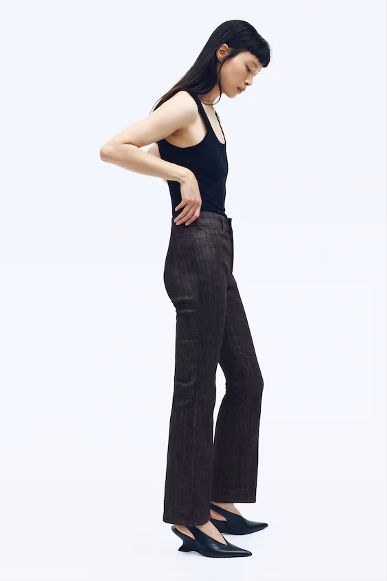 Джинсы с высокой талией и расклешенные края на щиколотке