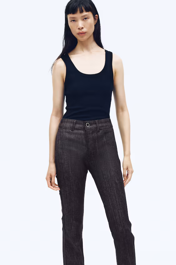 Джинсы с высокой талией и расклешенные края на щиколотке