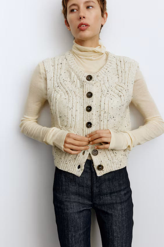 Джинсы с высокой посадкой и расклешенные к низу брючины