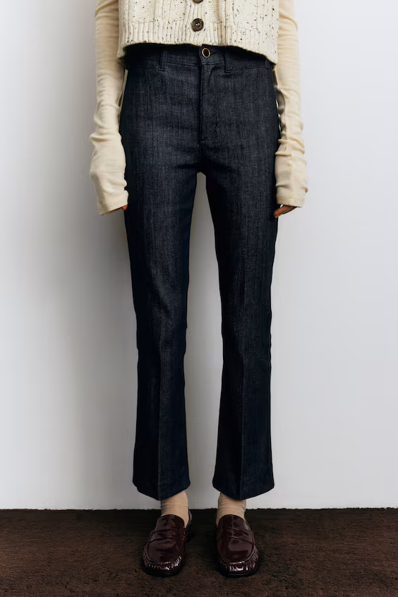 Джинсы с высокой посадкой и расклешенные к низу брючины
