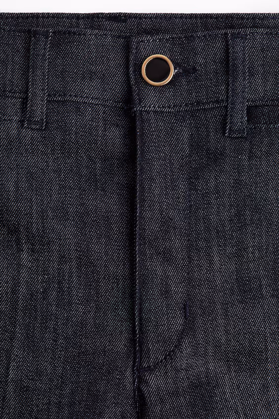 Джинсы с высокой посадкой и расклешенные к низу брючины