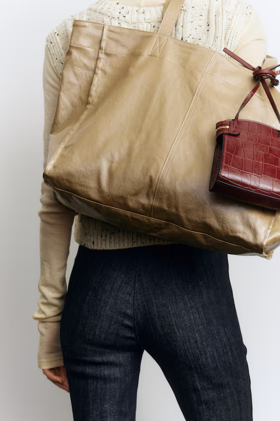 Джинсы с высокой посадкой и расклешенные к низу брючины