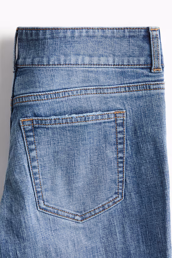 Джинсы с расклешенным низом