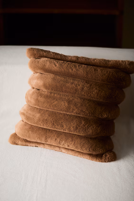 Пушистая подушка на подушке h&m