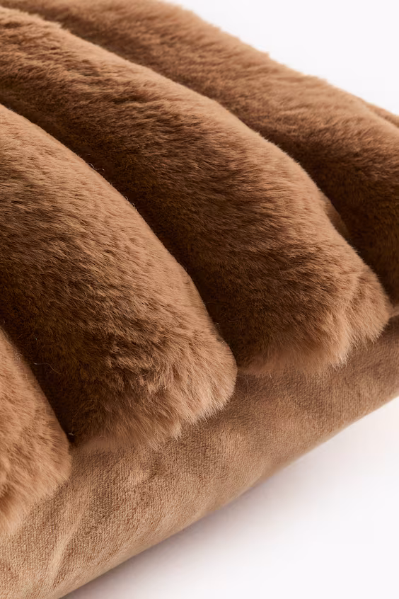 Пушистая подушка на подушке h&m