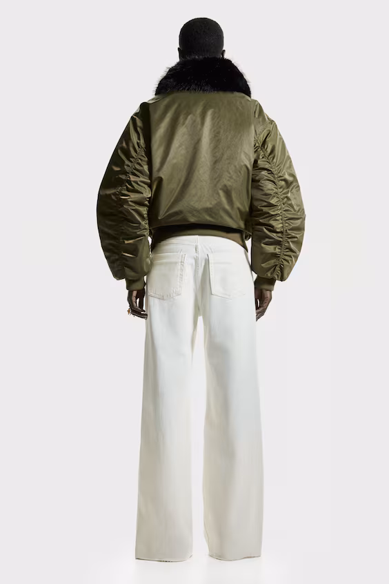 Джинсы с высокой посадкой и широкими штанинами