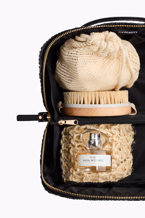 Косметичка в форме квадрата с объемной стежкой