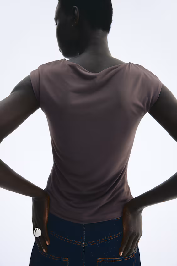 Свитер с драпировкой и рукавами, покрывающими плечи