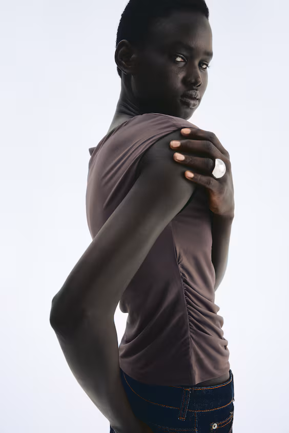 Свитер с драпировкой и рукавами, покрывающими плечи