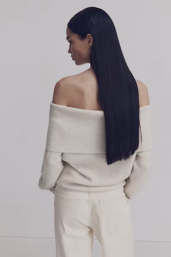 Свитер с обнаженными плечами