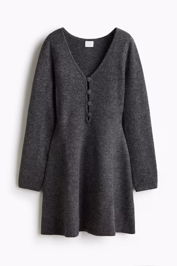 Платье из легкой ткани с расклешенной юбкой