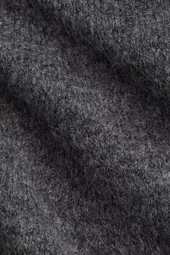 Платье из легкой ткани с расклешенной юбкой