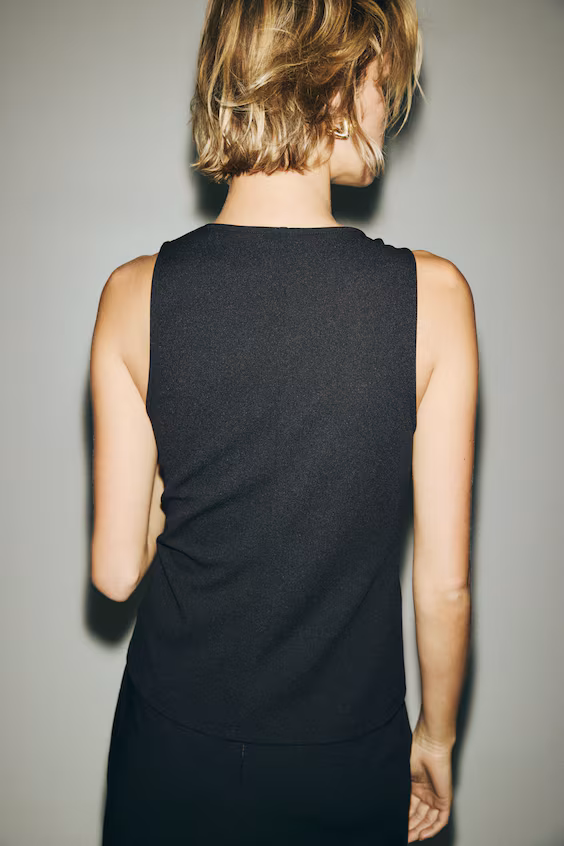 Топ без рукавов с драпированным вырезом