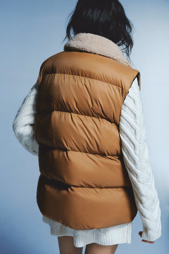 Стеганный жилет с воротником из искусственного меха