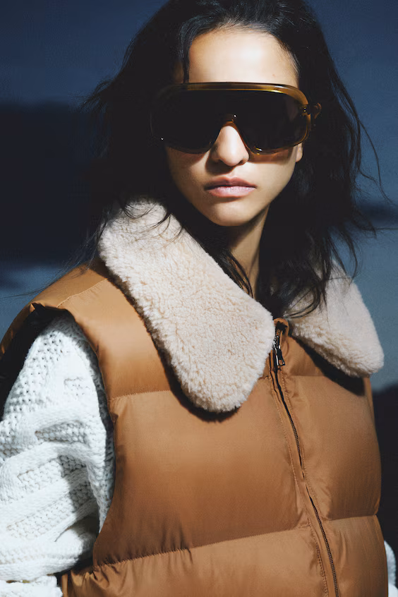 Стеганный жилет с воротником из искусственного меха