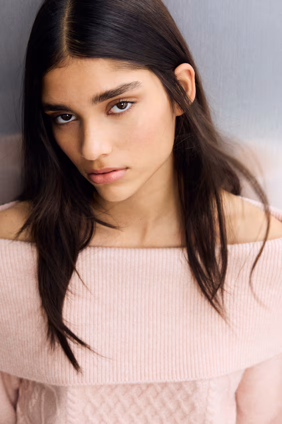 Свитер с открытыми плечами