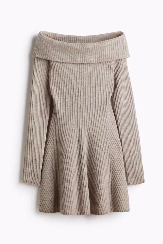 Платье с открытыми плечами из рубчика