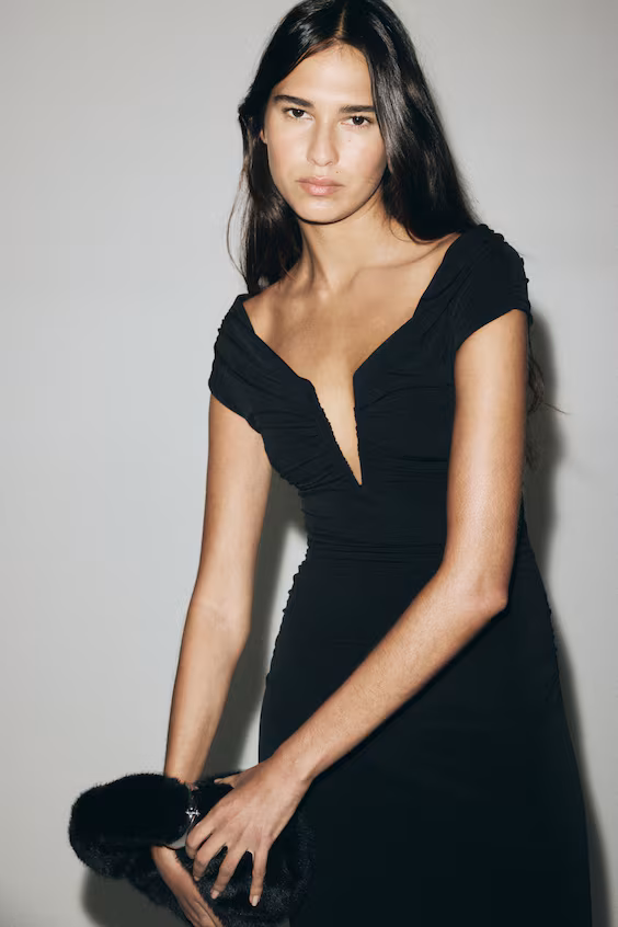 Платье с открытыми плечами