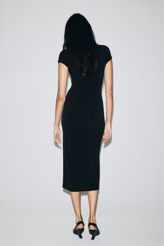 Платье с открытыми плечами