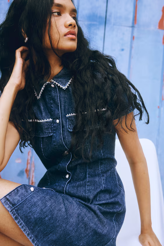 Платье из джинсы с украшениями