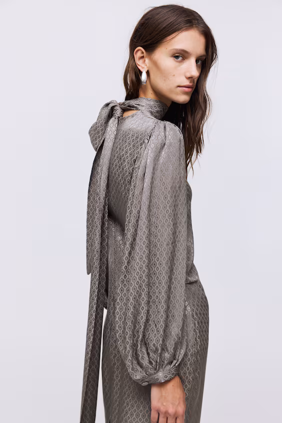 Платье из атласа с бантом